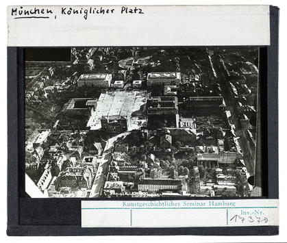 Vorschaubild München: Königlicher Platz, Luftbild (Dias 1940 in Heidelberg bestellt, nach 1947 am Hamburger Seminar mit Deckgläsern versehen und beschriftet) 